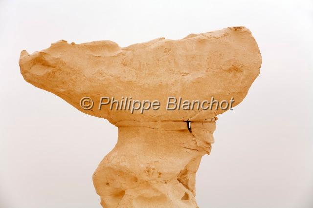 egypte desert libyque 30.JPG - Formation rocheuse dans le désert blancEgypte